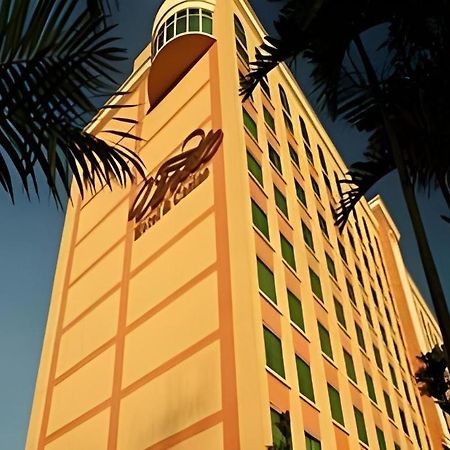 Veneto Hotel & Casino Cidade do Panamá Exterior foto The hotel at sunset