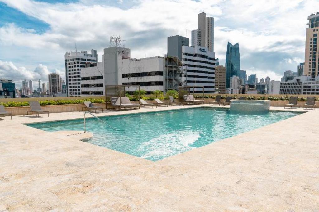 Veneto Hotel & Casino Cidade do Panamá Exterior foto Swimming pool at the rooftop of the hotel